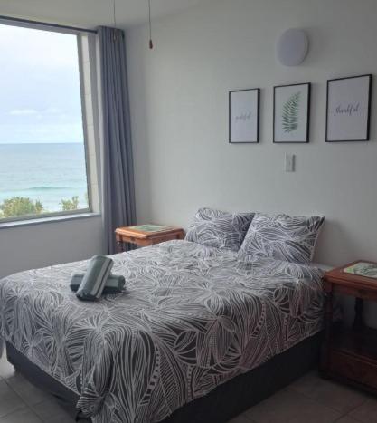 Main bedroom with botanical décor