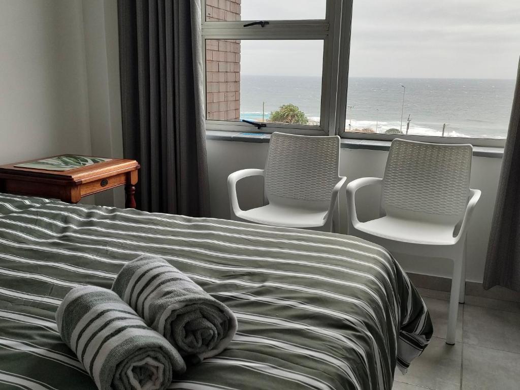 Bedroom with direct sea view