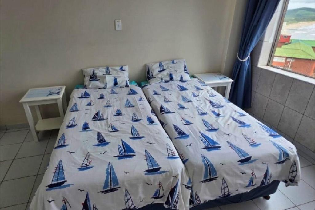 Twin bedroom with sailboat bedding